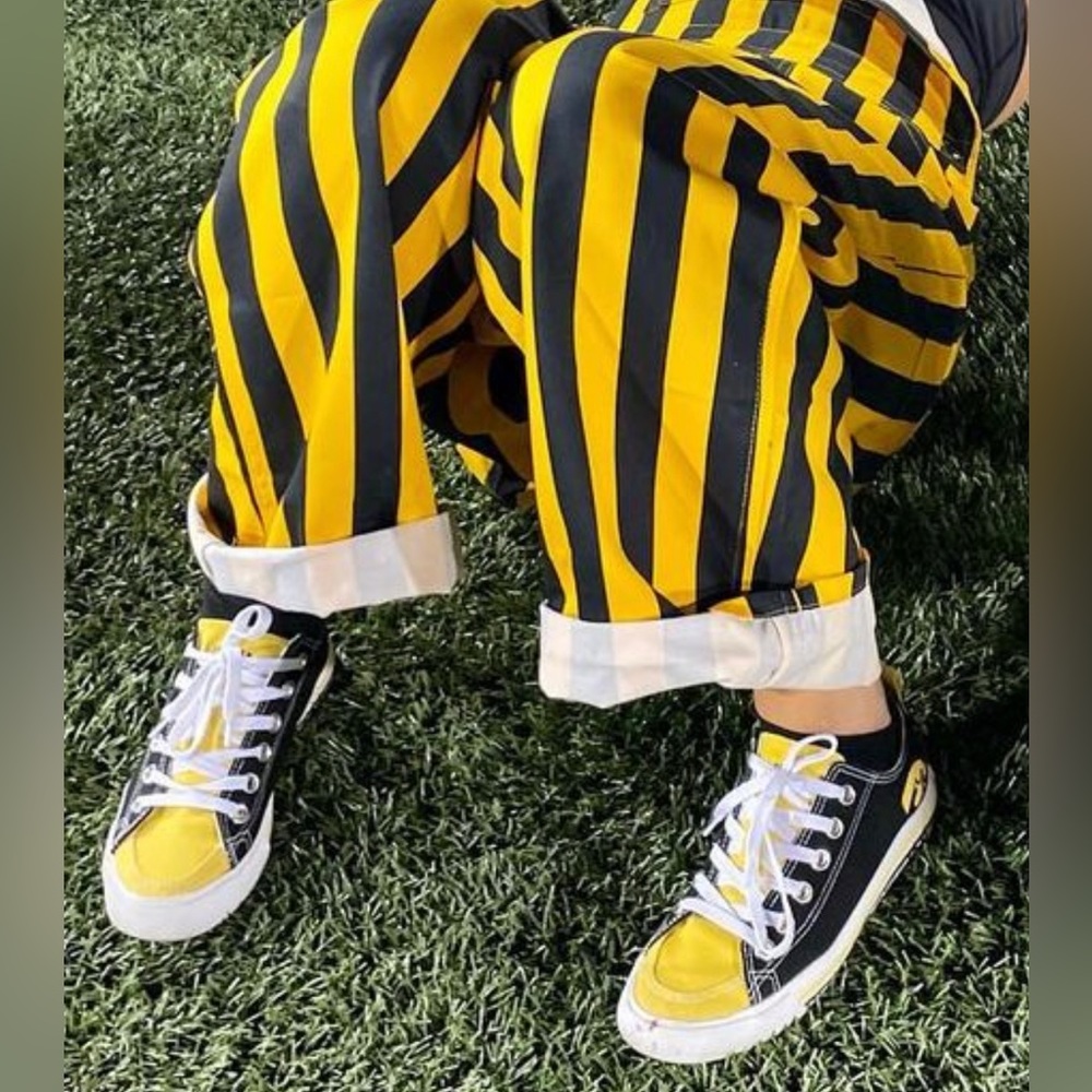 Authentic Iowa Hawkeye SKICKS! Women’s size 7 or youth size 5. 🖤💛
